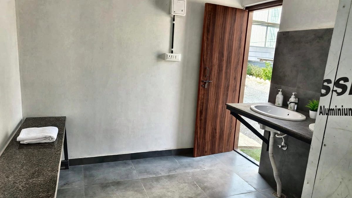 Changing room with a bench and wash basins